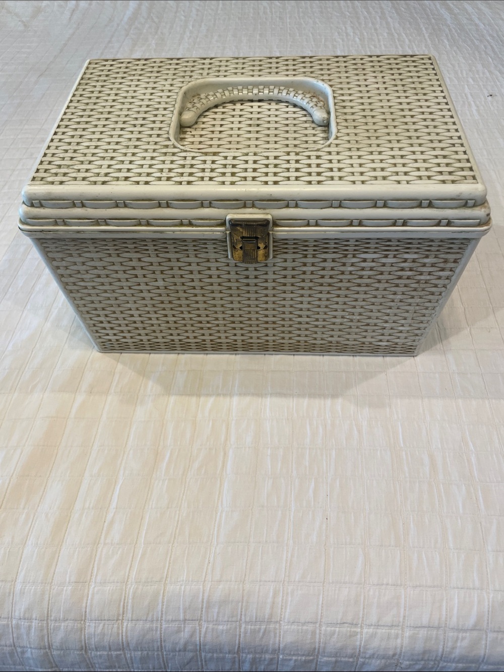 Vintage Wilson Wil-Hold Plastic Basket Weave Sewing Box Portable Storage Case